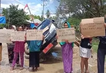 Emak-emak di Muna Sandera Mobil Dinas, Buntut Kekecewaan Jalan Tak Kunjung Diperbaiki Emak-emak di Muna Sandera Mobil Dinas, Buntut Kekecewaan Jalan Tak Kunjung Diperbaiki