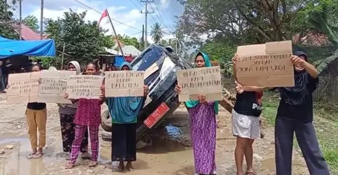 Emak-emak di Muna Sandera Mobil Dinas, Buntut Kekecewaan Jalan Tak Kunjung Diperbaiki