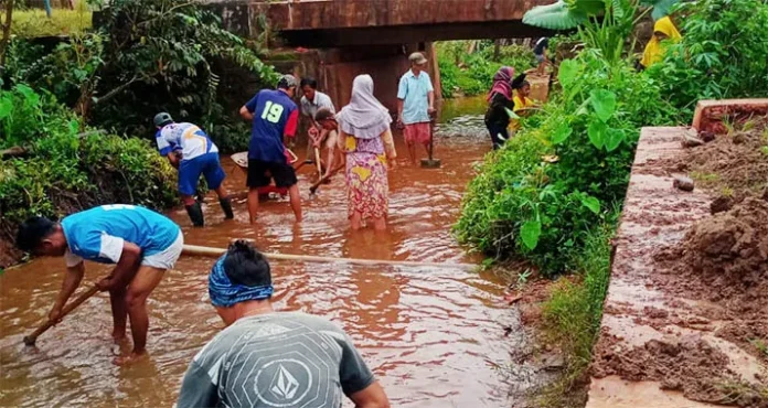 Padat Karya di Desa Tetehaka, Warga Digaji Rp100 Ribu Per Hari