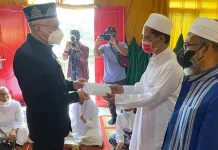 Kenang Kepergian Sang Istri, Ali Mazi Gelar Tradisi Pekandeana Ana-ana Maelu Kenang Kepergian Sang Istri, Ali Mazi Gelar Tradisi Pekandeana Ana-ana Maelu