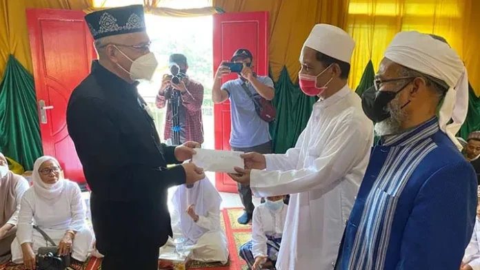 memberimakan Kenang Kepergian Sang Istri, Ali Mazi Gelar Tradisi Pekandeana Ana-ana Maelu