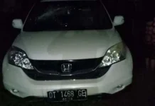 Oknum Polisi Kendari Kepergok Berduaan dengan Wanita Lain di Dalam Mobil Oknum Polisi Kendari Kepergok Berduaan dengan Wanita Lain di Dalam Mobil