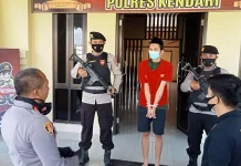 Napi Diduga Bebas Kendalikan Peredaran Narkoba dari Dalam Lapas Kendari Upacara Hari Ulang Tahun (HUT) ke-76 Kemerdekaan Republik Indonesia (RI) digelar di lapangan Lembah Hijau, Kota Baubau, Selasa (17/8/2021). © HUT RI Ke-76, Sekda Baubau Tekankan Persatuan dan Kesatuan Sumber: https://zonasultra.id/hut-ri-ke-76-sekda-baubau-tekankan-persatuan-dan-kesatuan.html