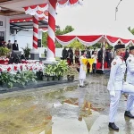 Meski Hujan, Upacara Bendera Tetap Digelar di Rujab Wali Kota Kendari Meski Hujan, Upacara Bendera Tetap Digelar di Rujab Wali Kota Kendari