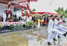 Meski Hujan, Upacara Bendera Tetap Digelar di Rujab Wali Kota Kendari Meski Hujan, Upacara Bendera Tetap Digelar di Rujab Wali Kota Kendari