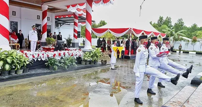 Meski Hujan, Upacara Bendera Tetap Digelar di Rujab Wali Kota Kendari
