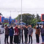 Sekelompok Mahasiswa Kibarkan Bendera di Perempatan Lampu Merah Pasar Baru, Ini Alasannya Sekelompok Mahasiswa Kibarkan Bendera di Perempatan Lampu Merah Pasar Baru, Ini Alasannya