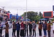 Sekelompok Mahasiswa Kibarkan Bendera di Perempatan Lampu Merah Pasar Baru, Ini Alasannya Sekelompok Mahasiswa Kibarkan Bendera di Perempatan Lampu Merah Pasar Baru, Ini Alasannya
