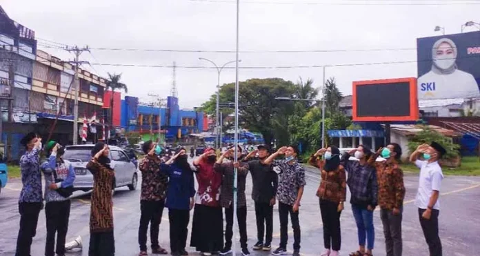 Sekelompok Mahasiswa Kibarkan Bendera di Perempatan Lampu Merah Pasar Baru, Ini Alasannya