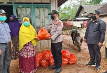 Polisi di Konawe Bantu Salurkan Bansos Ke Warga yang Isoman Polisi di Konawe Bantu Salurkan Bansos Ke Warga yang Isoman