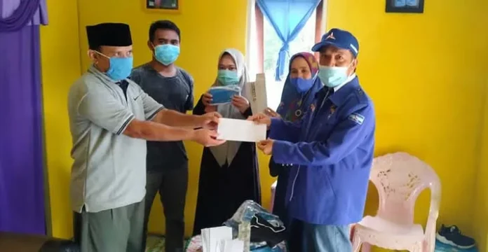 Demokrat Kolut Bagikan Bantuan ke Masyarakat Desa Watuliu