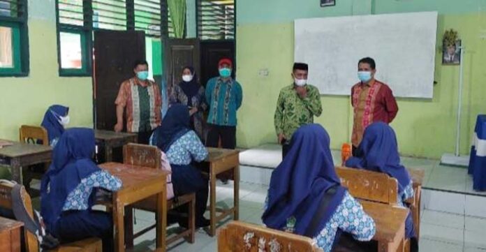 Kemenag Sultra Pantau Pelaksanaan Belajar Tatap Muka Terbatas di Kendari