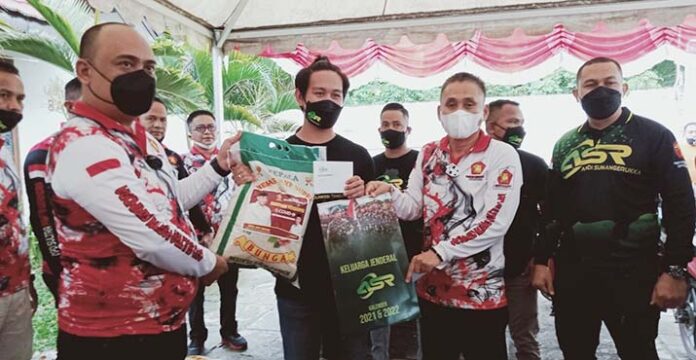 Andi Ady Aksar Bagi Sembako serta Launching Komunitas Motor dan Driver ASR