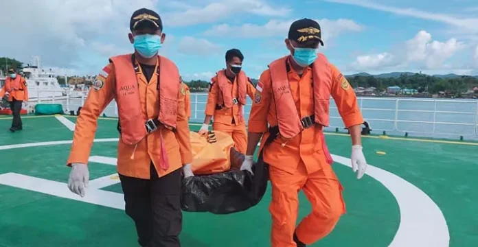 Basarnas Evakuasi Korban Kapal Tenggalam di Laut Banda, Dua Orang Meninggal Dunia