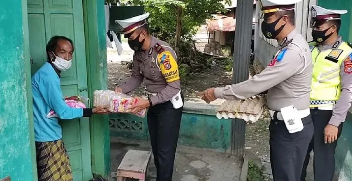 HUT Lalu Lintas Bhayangkara, Satlantas Polres Kolut Bantu Warga Kurang Mampu
