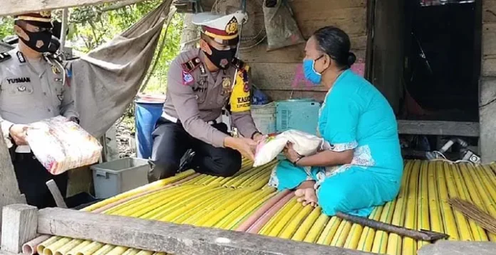 HUT Lalu Lintas Bhayangkara, Satlantas Polres Kolut Bantu Warga Kurang Mampu