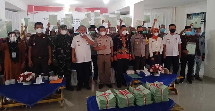 Bupati Konawe Serahkan 571 Sertifikat Tanah kepada Warga