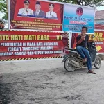 Warga Blokade Jalan Depan SMAN 5 Kendari, Tiga Pejabat Jadi Sasaran Warga Blokade Jalan Depan SMAN 5 Kendari, Tiga Pejabat Jadi Sasaran