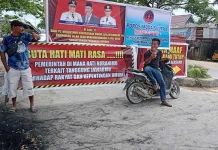 Warga Blokade Jalan Depan SMAN 5 Kendari, Tiga Pejabat Jadi Sasaran Warga Blokade Jalan Depan SMAN 5 Kendari, Tiga Pejabat Jadi Sasaran