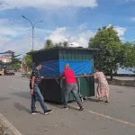 Puluhan Lapak Pedagang Rusak Akibat Bentrok di Kendari Beach Puluhan Lapak Pedagang Rusak Akibat Bentrok di Kendari Beach