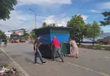 Puluhan Lapak Pedagang Rusak Akibat Bentrok di Kendari Beach Puluhan Lapak Pedagang Rusak Akibat Bentrok di Kendari Beach