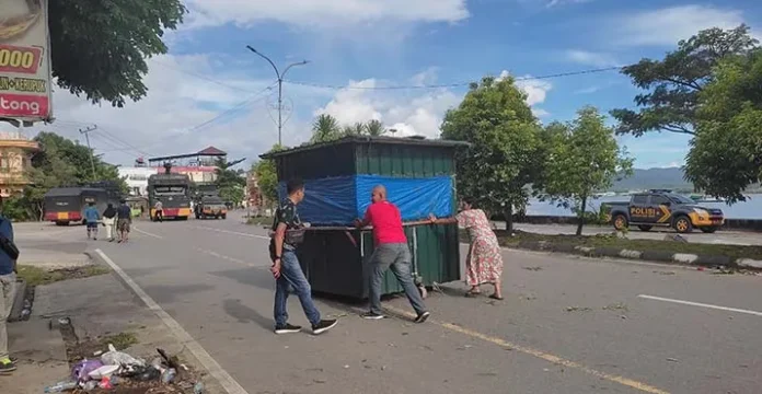 Puluhan Lapak Pedagang Rusak Akibat Bentrok di Kendari Beach