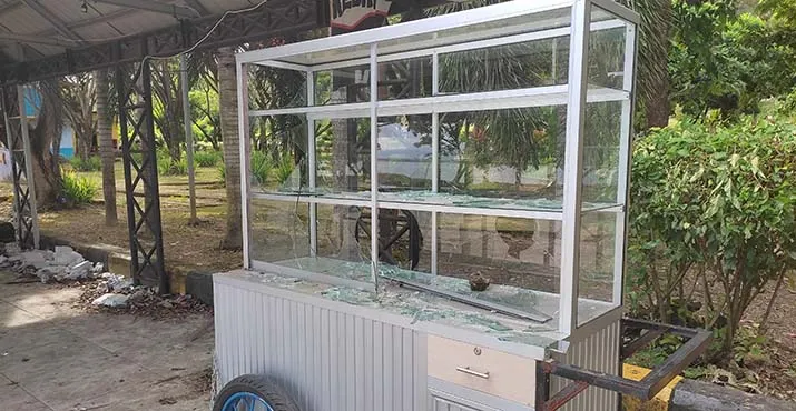 Puluhan Lapak Pedagang Rusak Akibat Bentrok di Kendari Beach