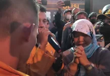 Tangisan Orang Tua Yusuf Kardawi Tenangkan Massa Aksi Tangisan Orang Tua Yusuf Kardawi Tenangkan Massa Aksi