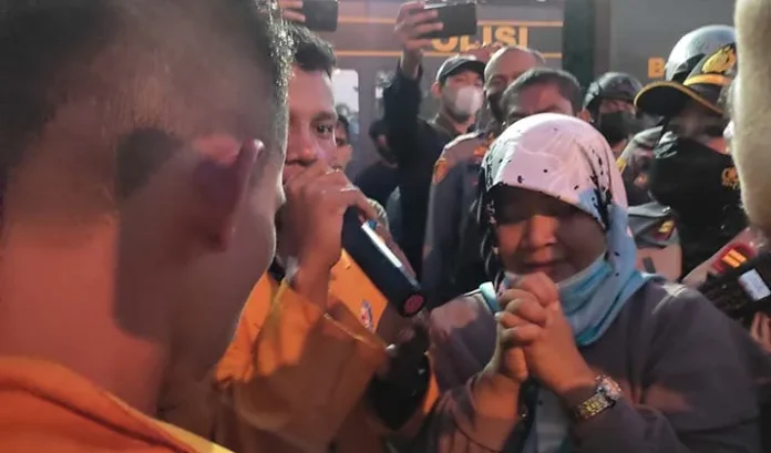 Tangisan Orang Tua Yusuf Kardawi Tenangkan Massa Aksi