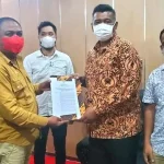 Bupati Busel Serahkan SK Hibah Tanah untuk Pembangunan Kantor KPU Bupati Busel Serahkan SK Hibah Tanah untuk Pembangunan Kantor KPU