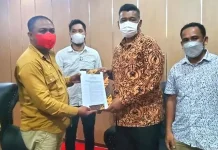 Bupati Busel Serahkan SK Hibah Tanah untuk Pembangunan Kantor KPU Bupati Busel Serahkan SK Hibah Tanah untuk Pembangunan Kantor KPU