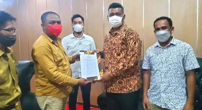 Bupati Busel Serahkan SK Hibah Tanah untuk Pembangunan Kantor KPU