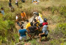 Mobil Bermuatan 4 Orang Jatuh di Jurang, Korban Dilarikan di RS Bahteramas Mobil Bermuatan 4 Orang Jatuh di Jurang, Korban Dilarikan di RS Bahteramas