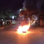 Polisi Pukul Mundur Mahasiswa Hingga ke Pertigaan Kampus UHO Polisi Pukul Mundur Mahasiswa Hingga ke Pertigaan Kampus UHO