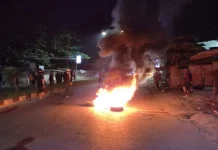 Polisi Pukul Mundur Mahasiswa Hingga ke Pertigaan Kampus UHO Polisi Pukul Mundur Mahasiswa Hingga ke Pertigaan Kampus UHO