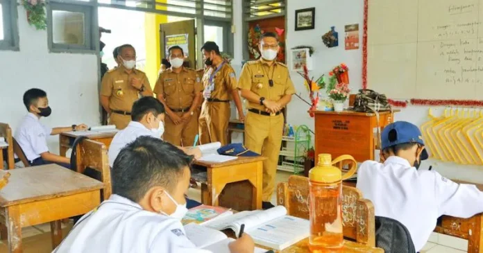 Hari Pertama PTM, Wali Kota Kendari Kunjungi SMPN 9 Kendari Hari Pertama PTM, Wali Kota Kendari Kunjungi SMPN 9 Kendari