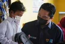 BRI Serahkan Bantuan Seragam, Menteri BUMN: Jangan Lupakan Pendidikan BRI Serahkan Bantuan Seragam, Menteri BUMN: Jangan Lupakan Pendidikan