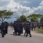 Bentrok Dua Kelompok Pecah, Polisi Tembak Gas Air Mata Bentrok Dua Kelompok Pecah, Polisi Tembak Gas Air Mata