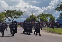 Bentrok Dua Kelompok Pecah, Polisi Tembak Gas Air Mata Bentrok Dua Kelompok Pecah, Polisi Tembak Gas Air Mata
