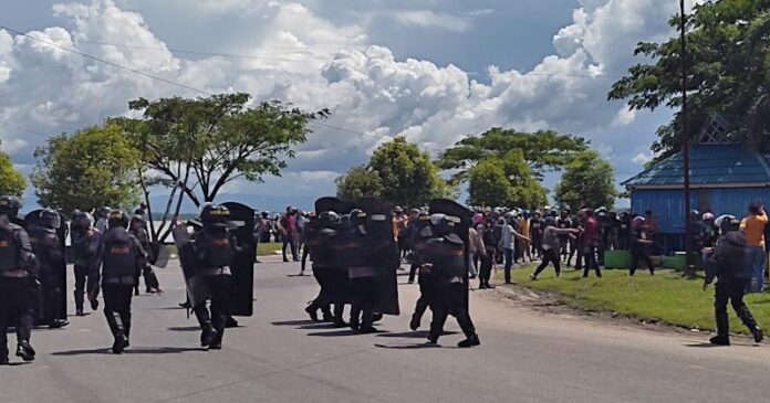 Bentrok Dua Kelompok Pecah, Polisi Tembak Gas Air Mata