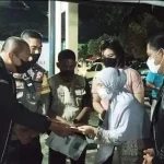 Kapolres Kendari Ganti Rugi Kerusakan Lapak Pedagang Akibat Tawuran Kapolres Kendari Ganti Rugi Kerusakan Lapak Pedagang Akibat Tawuran