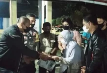Kapolres Kendari Ganti Rugi Kerusakan Lapak Pedagang Akibat Tawuran Kapolres Kendari Ganti Rugi Kerusakan Lapak Pedagang Akibat Tawuran