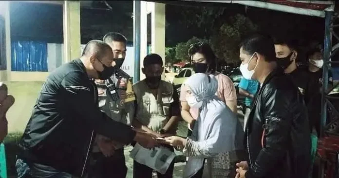 Kapolres Kendari Ganti Rugi Kerusakan Lapak Pedagang Akibat Tawuran