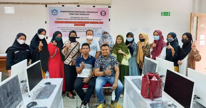 LPPM UHO Gelar Pelatihan Pembuatan Media Pembelajaran di SMK Satria Kendari