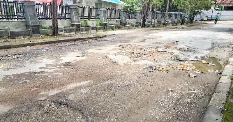 Jalan Depan Rujab Gubernur dan Samping Gedung DPRD Sultra Dibiarkan Rusak
