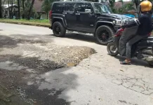 Jalan Depan Rujab Gubernur dan Samping Gedung DPRD Sultra Dibiarkan Rusak Jalan Depan Rujab Gubernur dan Samping Gedung DPRD Sultra Dibiarkan Rusak