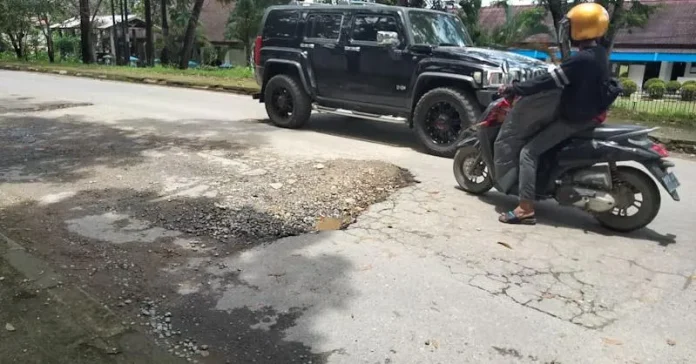 Jalan Depan Rujab Gubernur dan Samping Gedung DPRD Sultra Dibiarkan Rusak Jalan Depan Rujab Gubernur dan Samping Gedung DPRD Sultra Dibiarkan Rusak