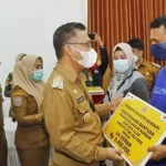 Wali Kota Kendari Serahkan BLT ke Warga Terdampak Covid-19 dan Bencana Alam Wali Kota Kendari Serahkan BLT ke Warga Terdampak Covid-19 dan Bencana Alam