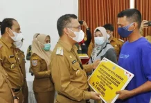 Wali Kota Kendari Serahkan BLT ke Warga Terdampak Covid-19 dan Bencana Alam Wali Kota Kendari Serahkan BLT ke Warga Terdampak Covid-19 dan Bencana Alam