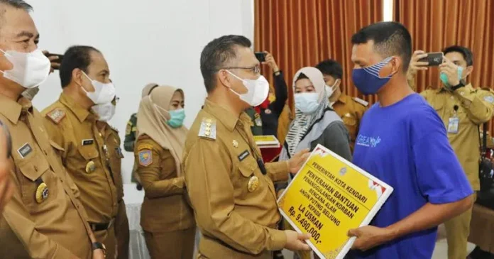 Wali Kota Kendari Serahkan BLT ke Warga Terdampak Covid-19 dan Bencana Alam